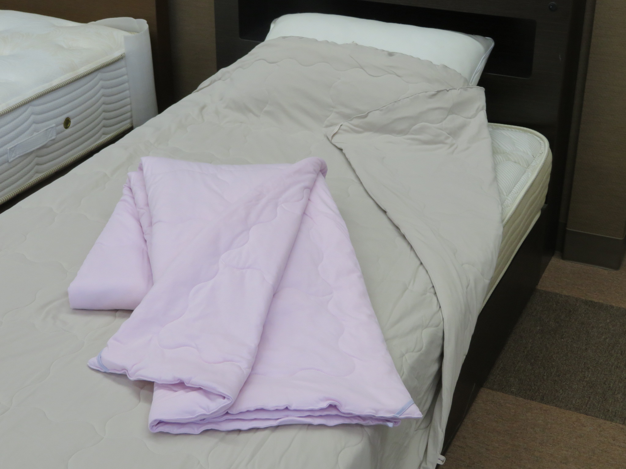 日本製 シルク100％毛布 寝具 高品質 高級ホテル仕様 ギフト お中元 の